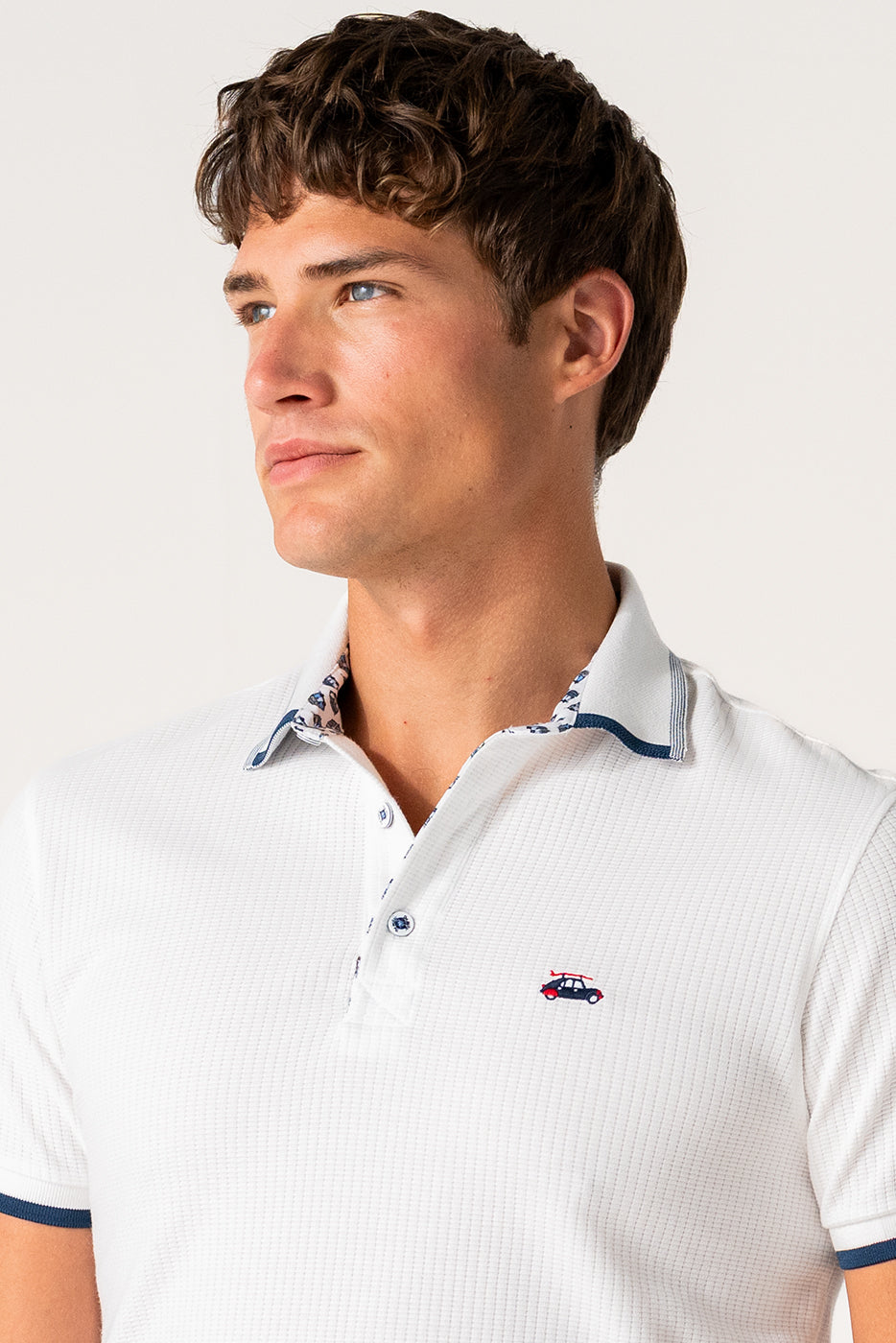 Polo blanco hombre con detalle cuello y manga