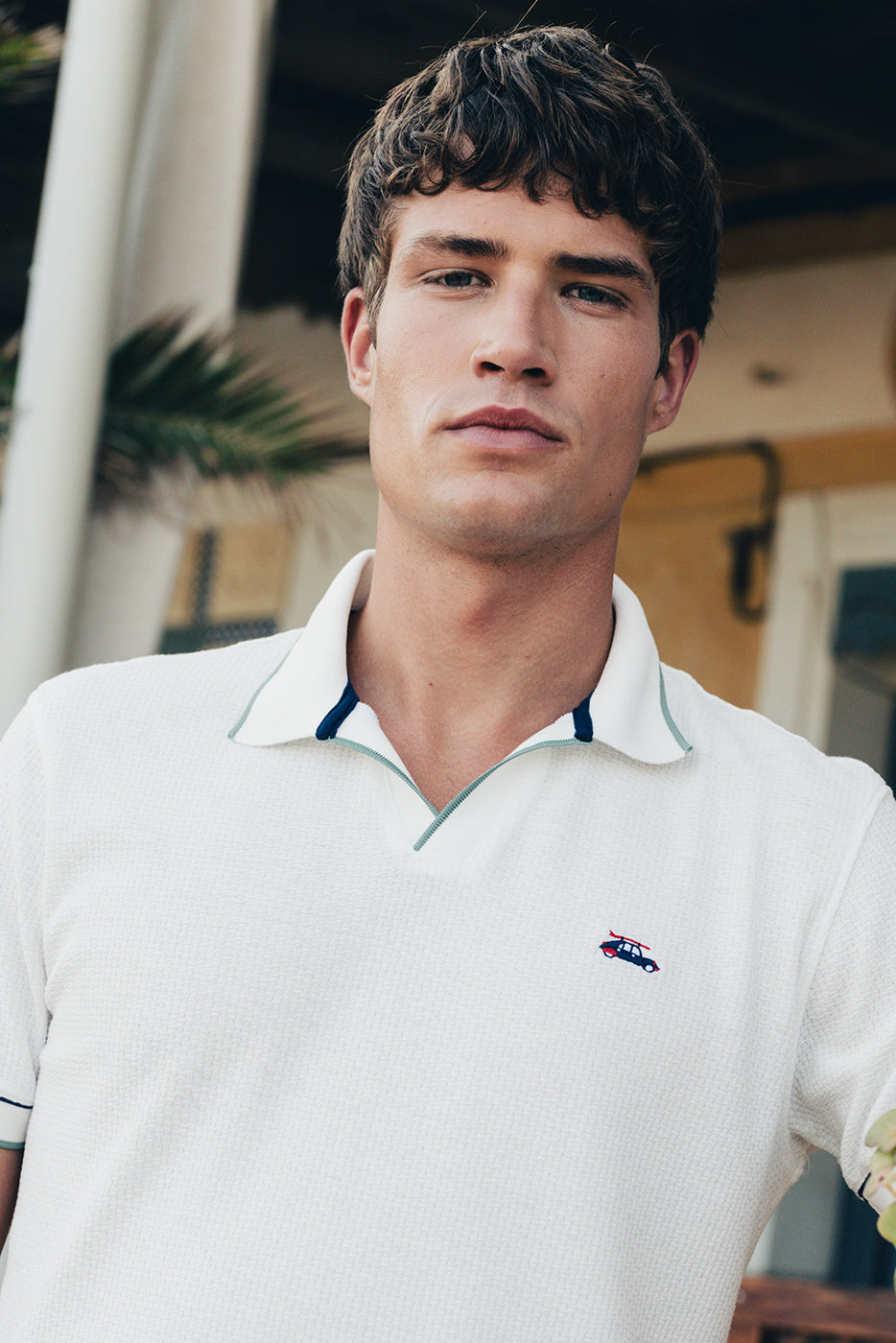 Polo hombre blanco con cuello abierto sin botones