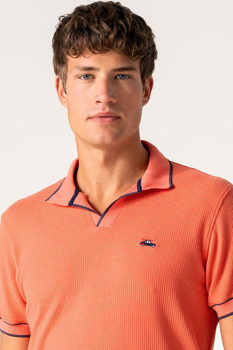 Polo coral hombre con cuello abierto sin botones