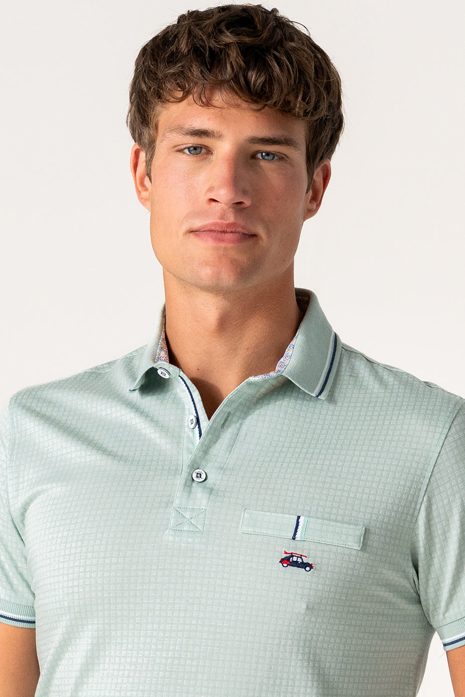 Polo hombre verde con falso bolsillo