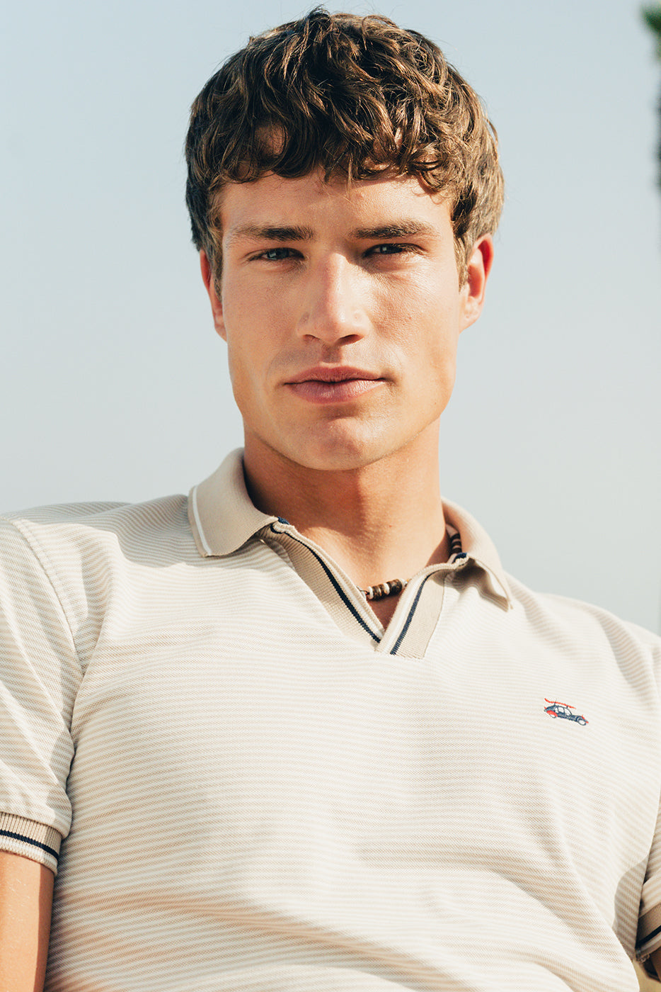 Polo hombre de rayas cuello abierto sin botones en color beige