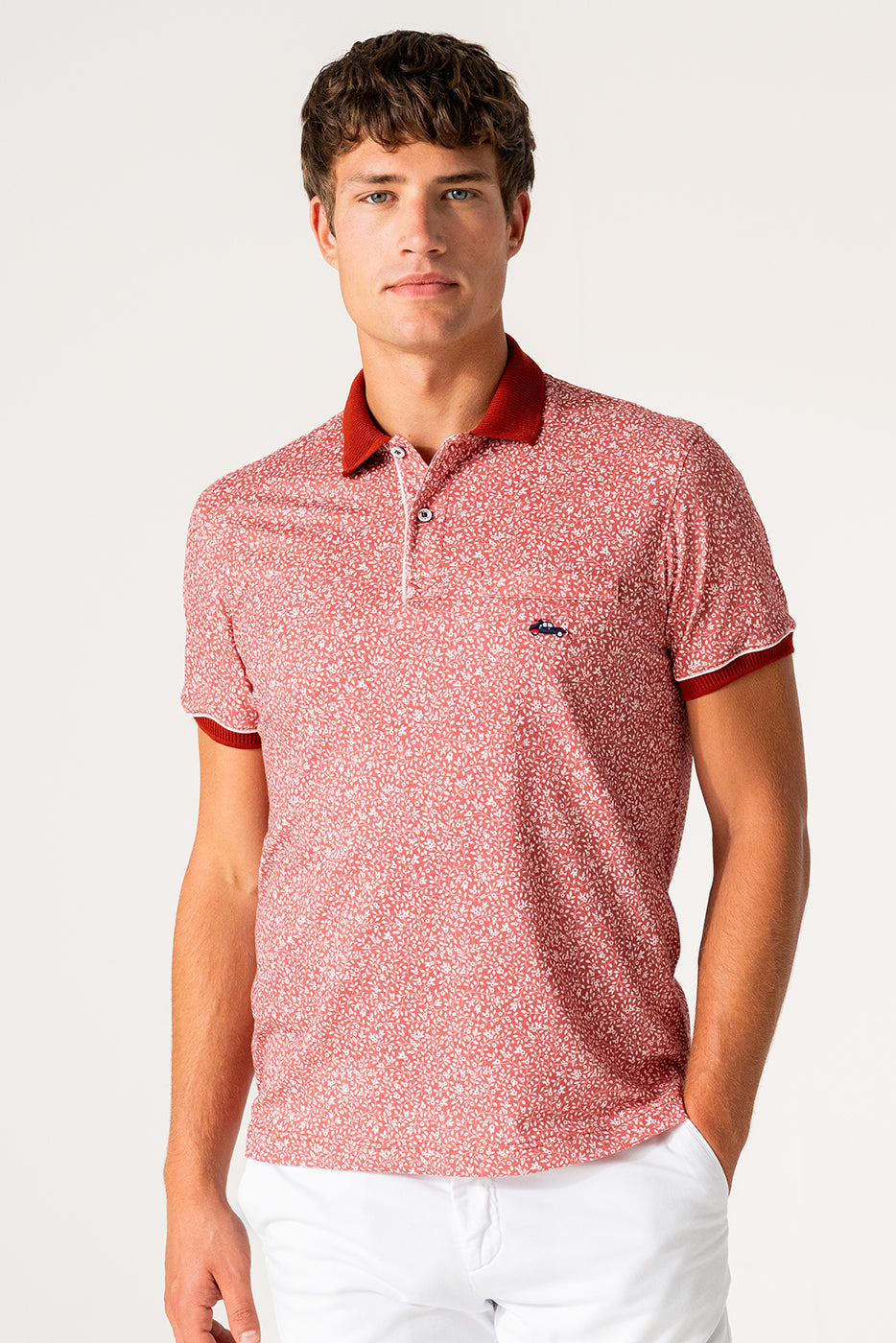 Polo hombre estampado florecitas en granate