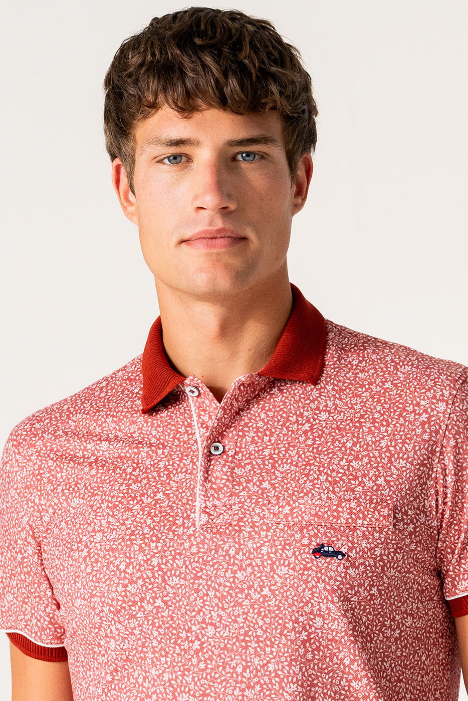 Polo hombre estampado florecitas en granate