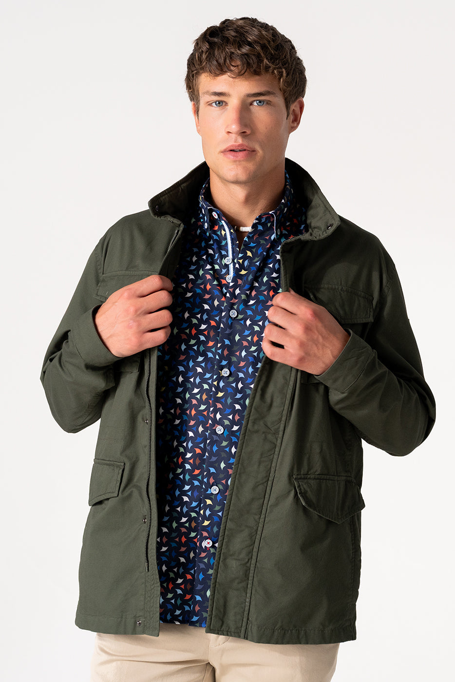 Chaqueta hombre con bolsillos grandes en color caqui estilo sahariana