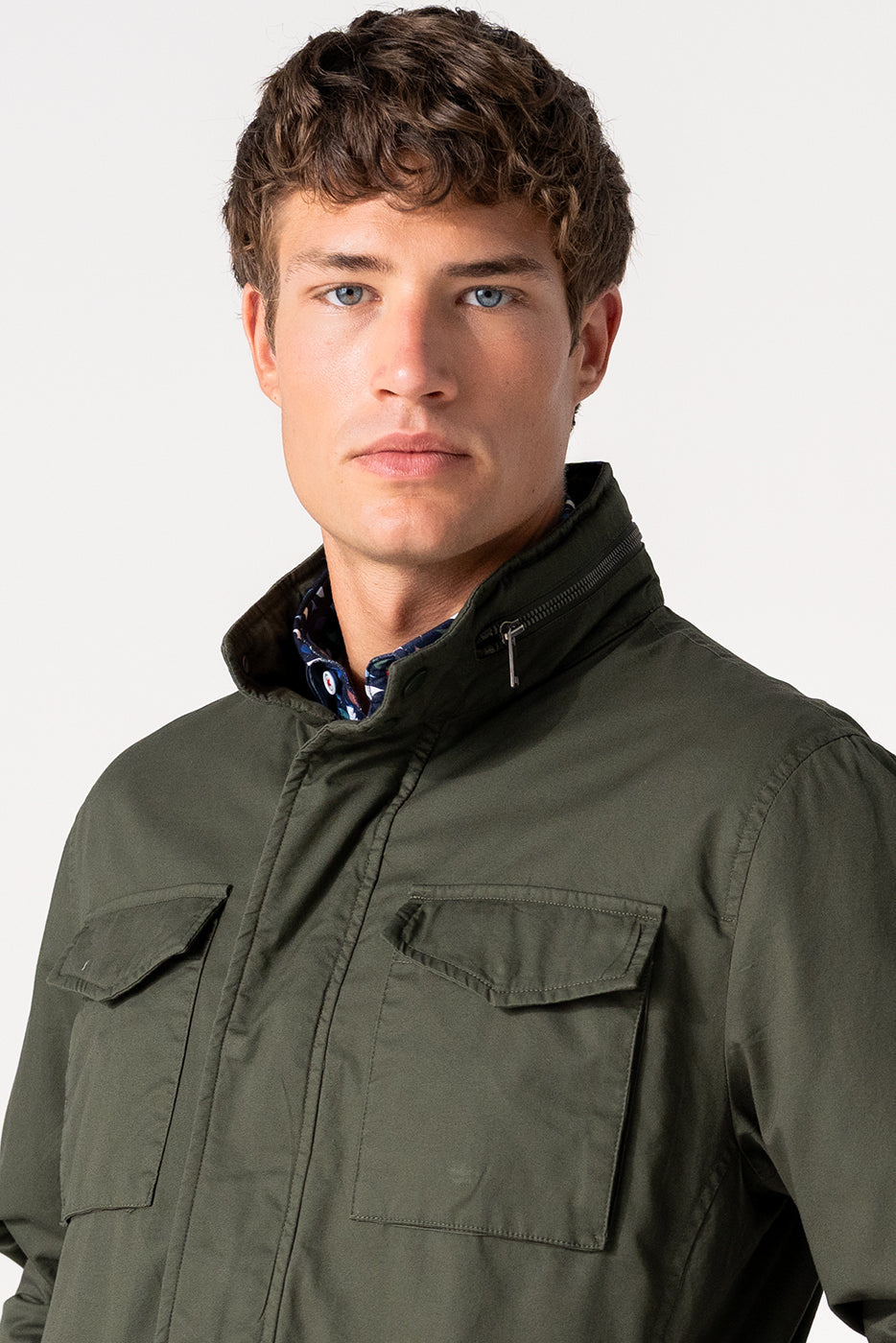 Chaqueta hombre con bolsillos grandes en color caqui estilo sahariana