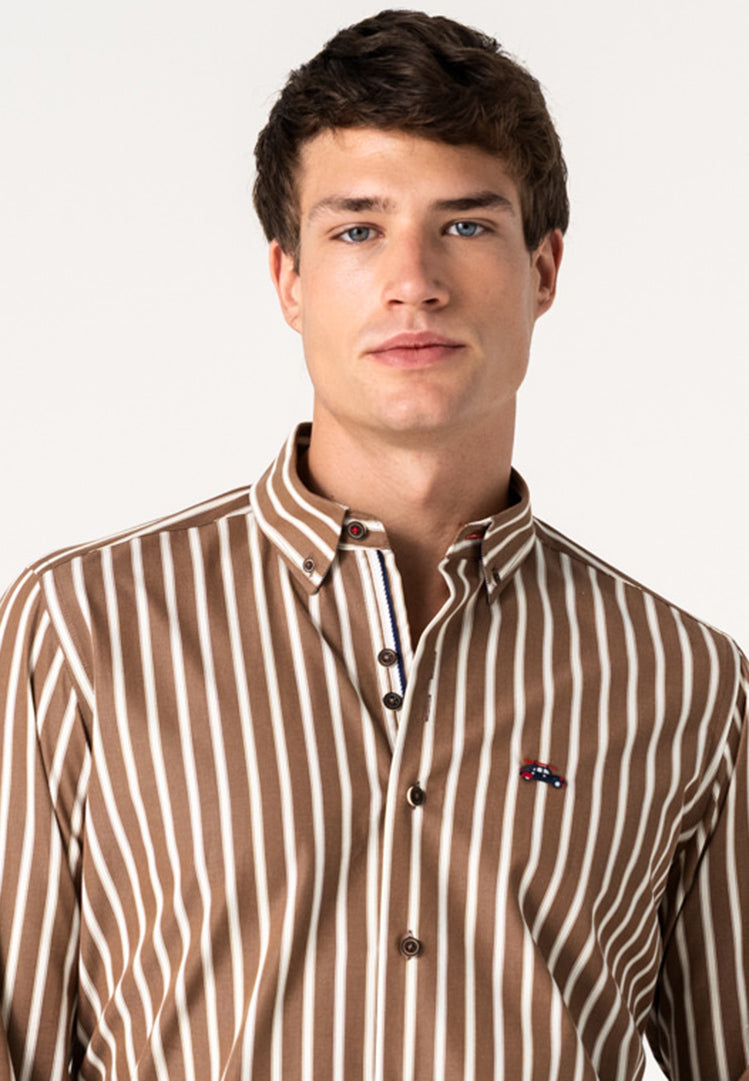 Camisa a rayas tonos tierra hombre