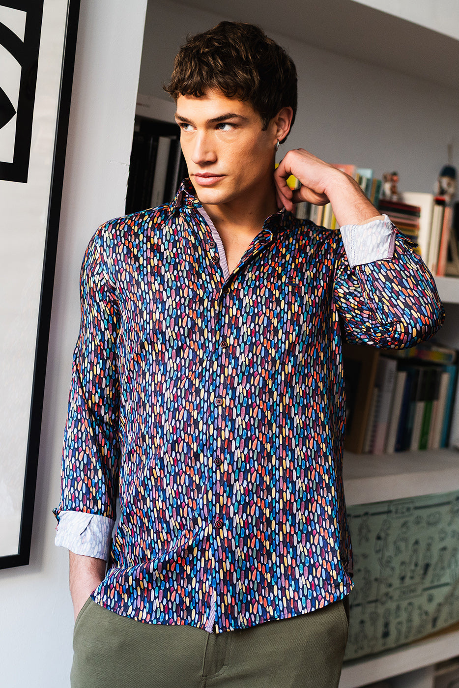 Camisa hombre estampado abstracto colores