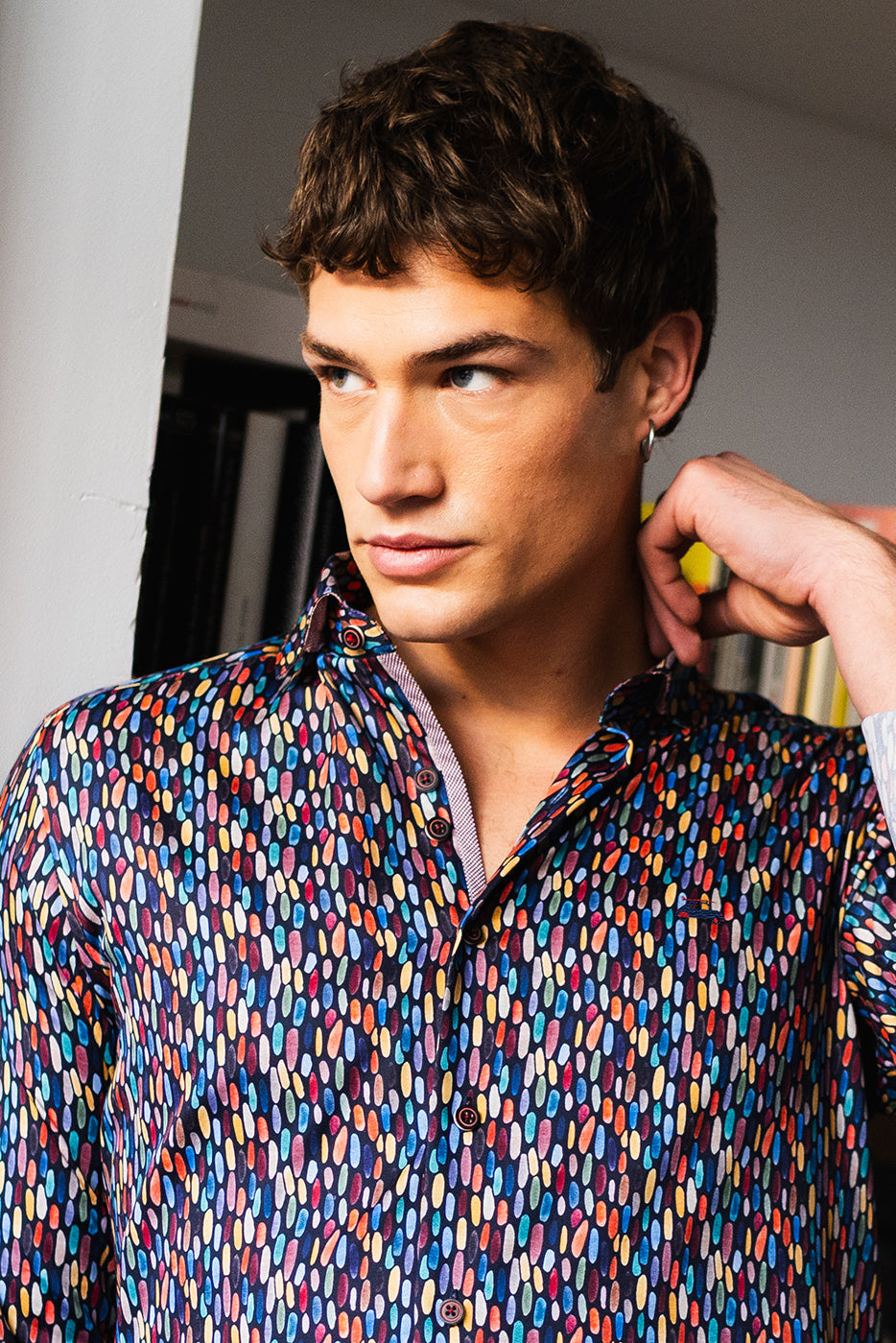 Camisa hombre estampado abstracto colores