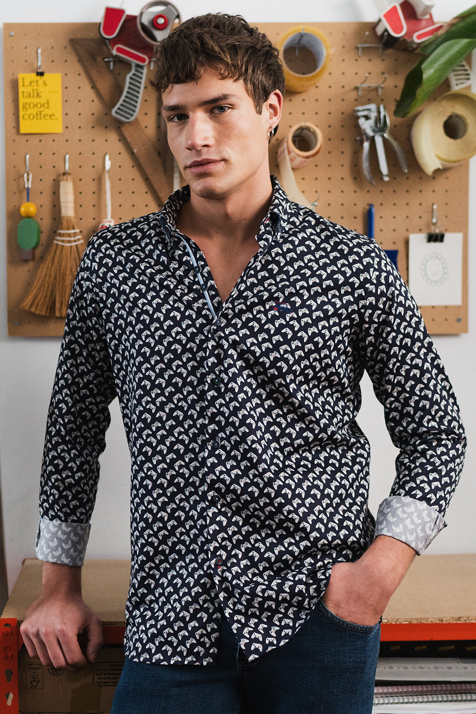 Camisa azul marino estampado mandos consola