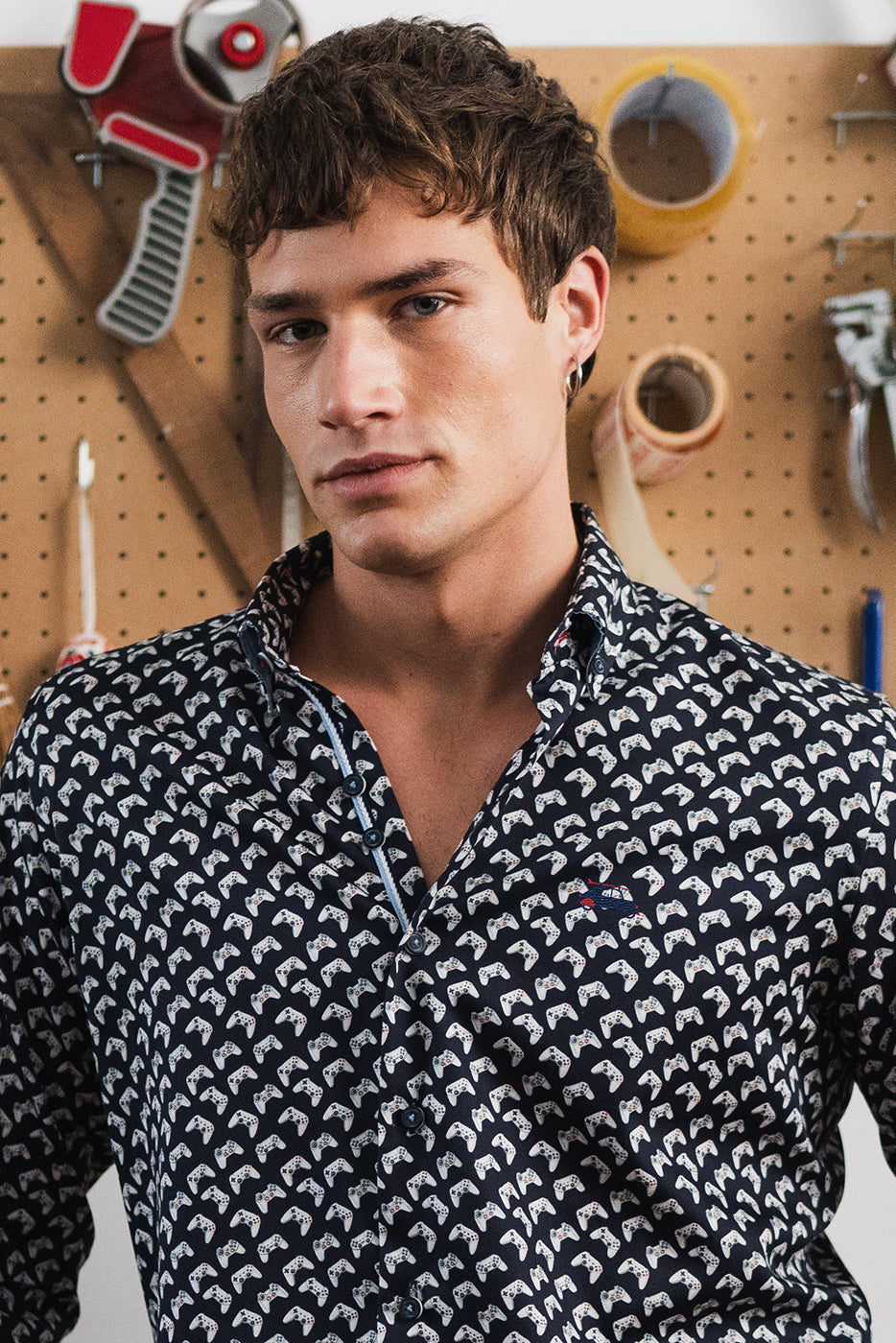 Camisa azul marino estampado mandos consola