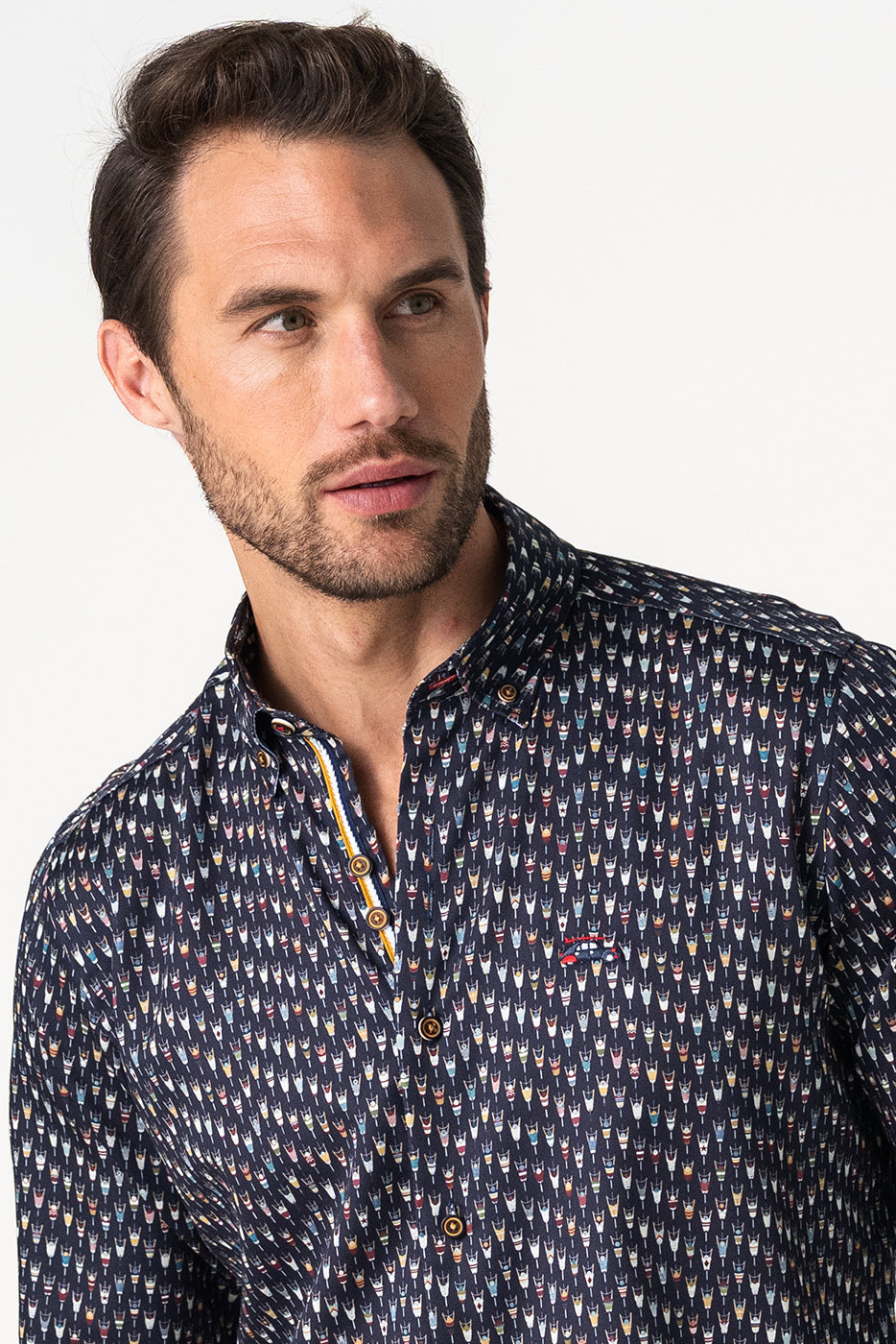 Camisa azul marino microestampado ciclistas multicolor
