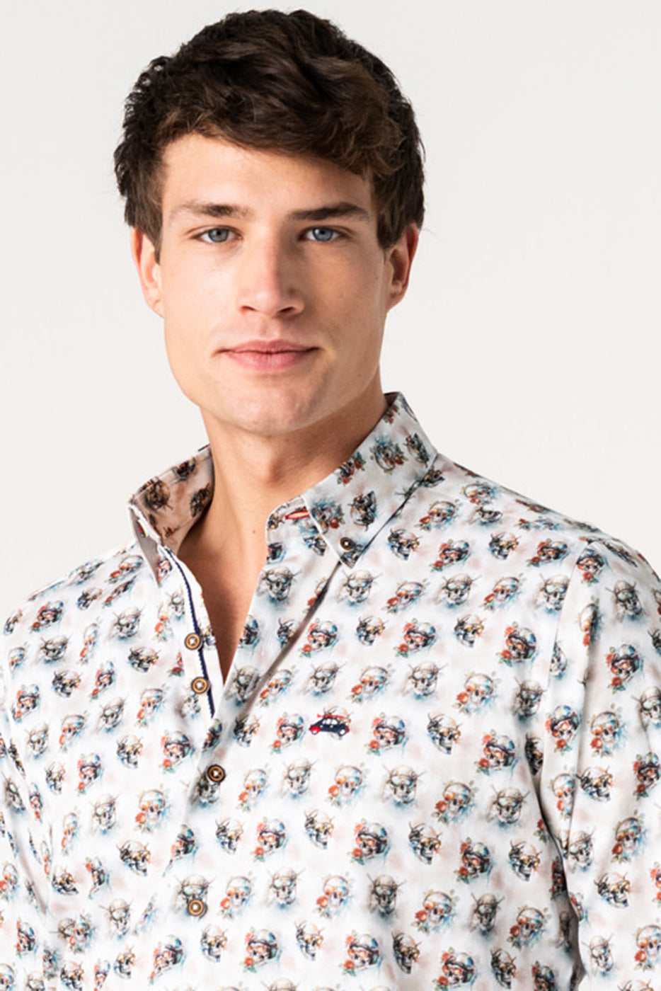 Camisa blanca hombre estampado calaveras mexicanas