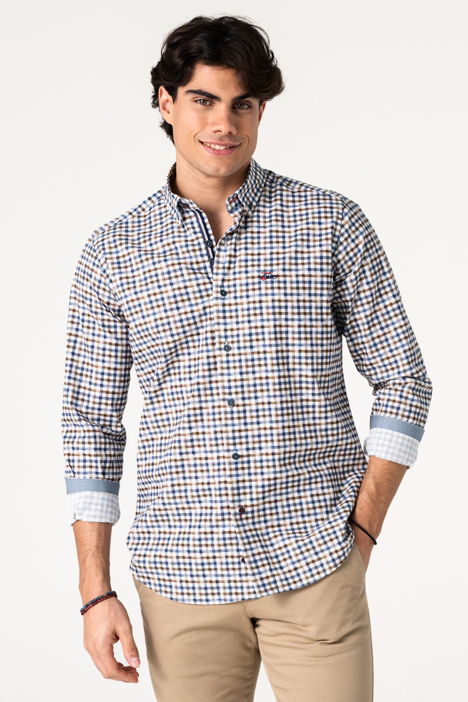 Camisa a cuadros azul y marrón sobre fondo blanco hombre