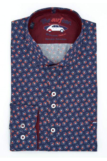 Camisa cuello botón oculto con margaritas rojas y fondo azul marino