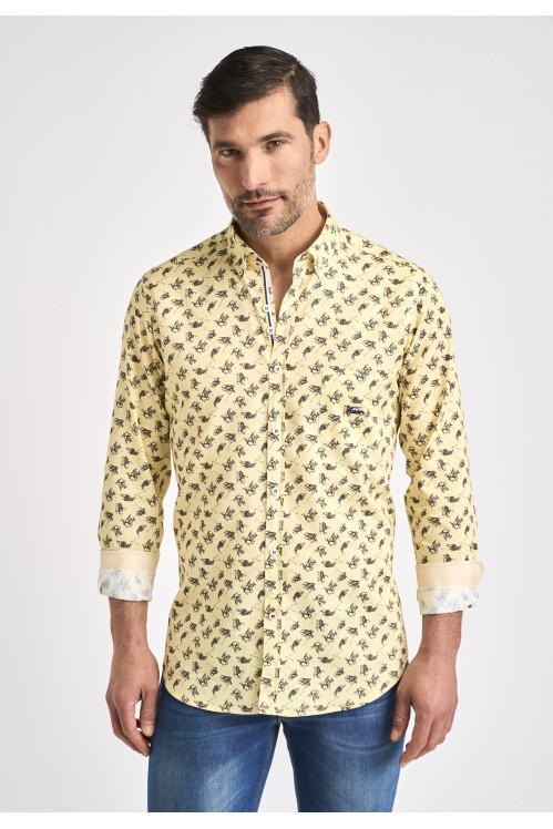 Camisa slim fit cuello botón polistas fondo amarillo