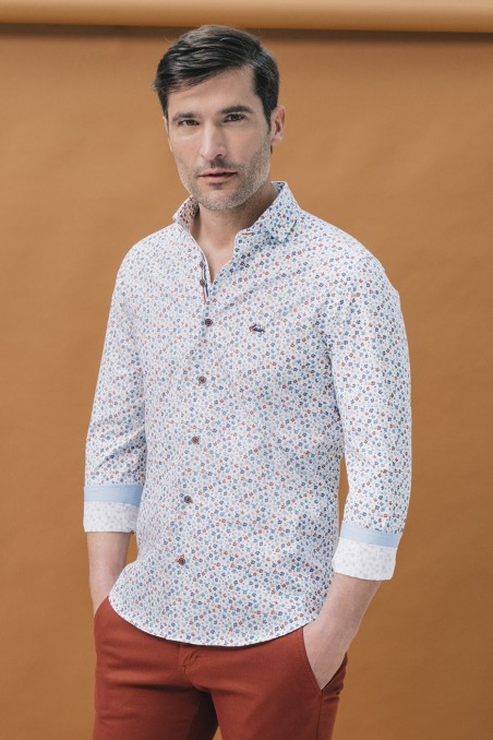 Camisa slim fit estampada cuello botón oculto fondo blanco con flores azules y rojas