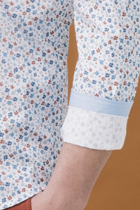 Camisa slim fit estampada cuello botón oculto fondo blanco con flores azules y rojas
