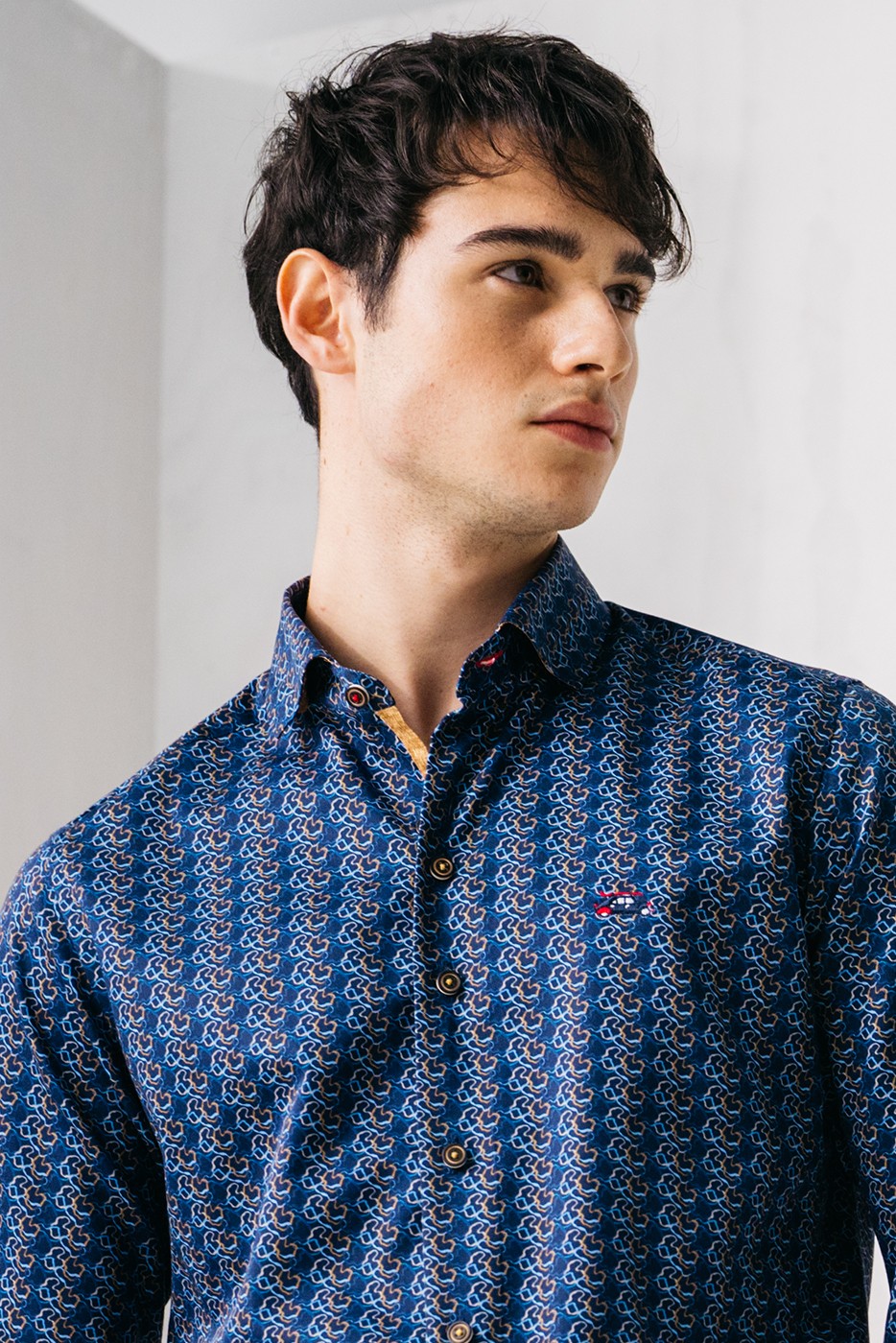 Camisa hombre con estampado abstracto fondo azul marino