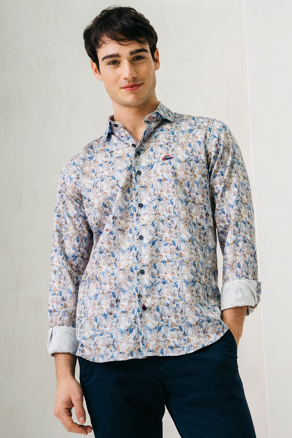 Camisa estampada hombre con hojas azules y beige