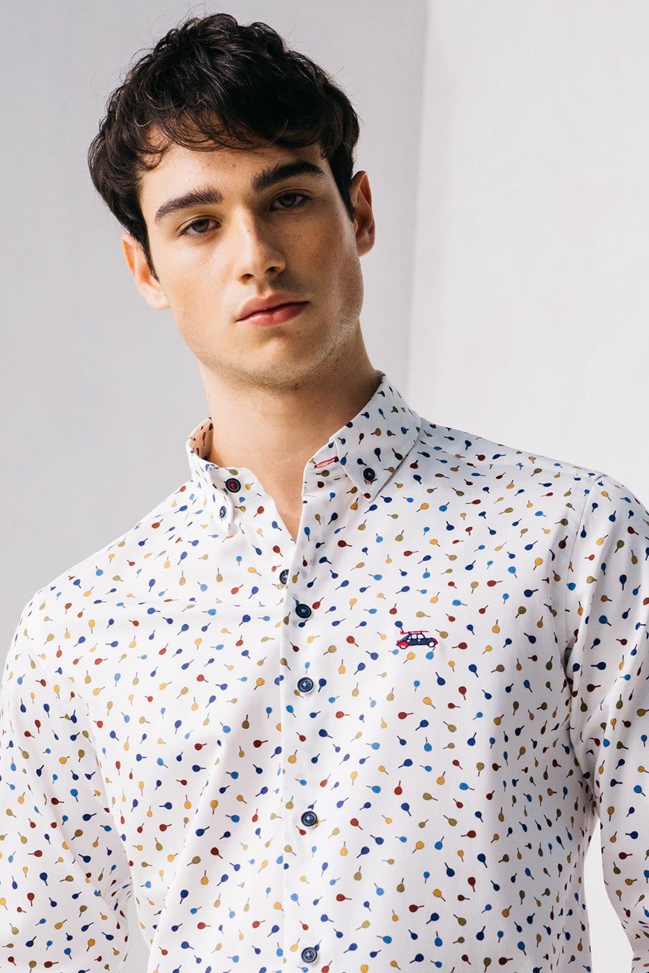 Camisa hombre estampada con raquetas de tenis de colores