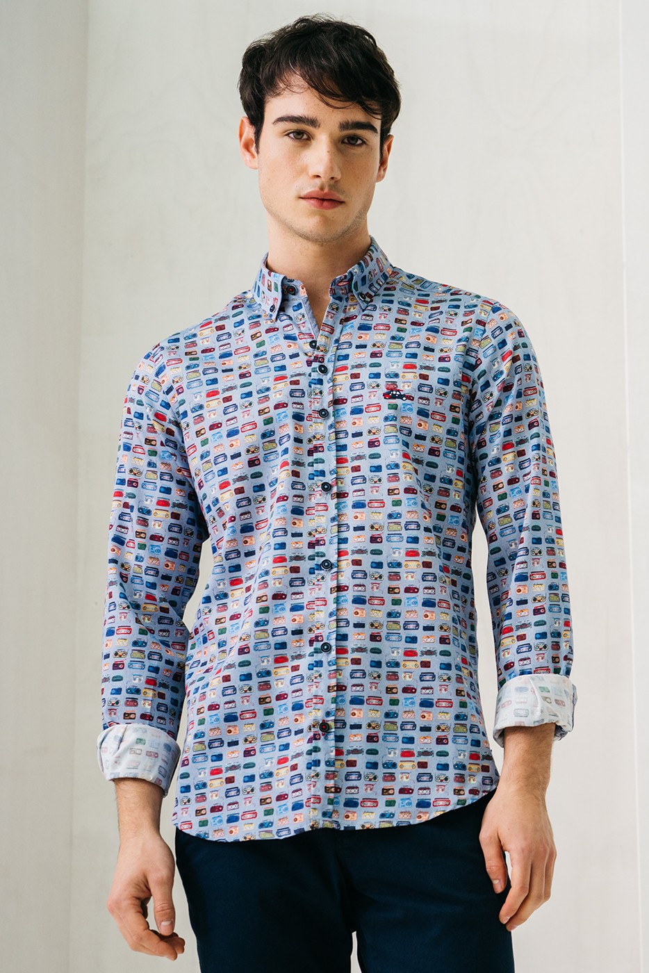 Camisa estampado vintage de radio cassettes multicolor