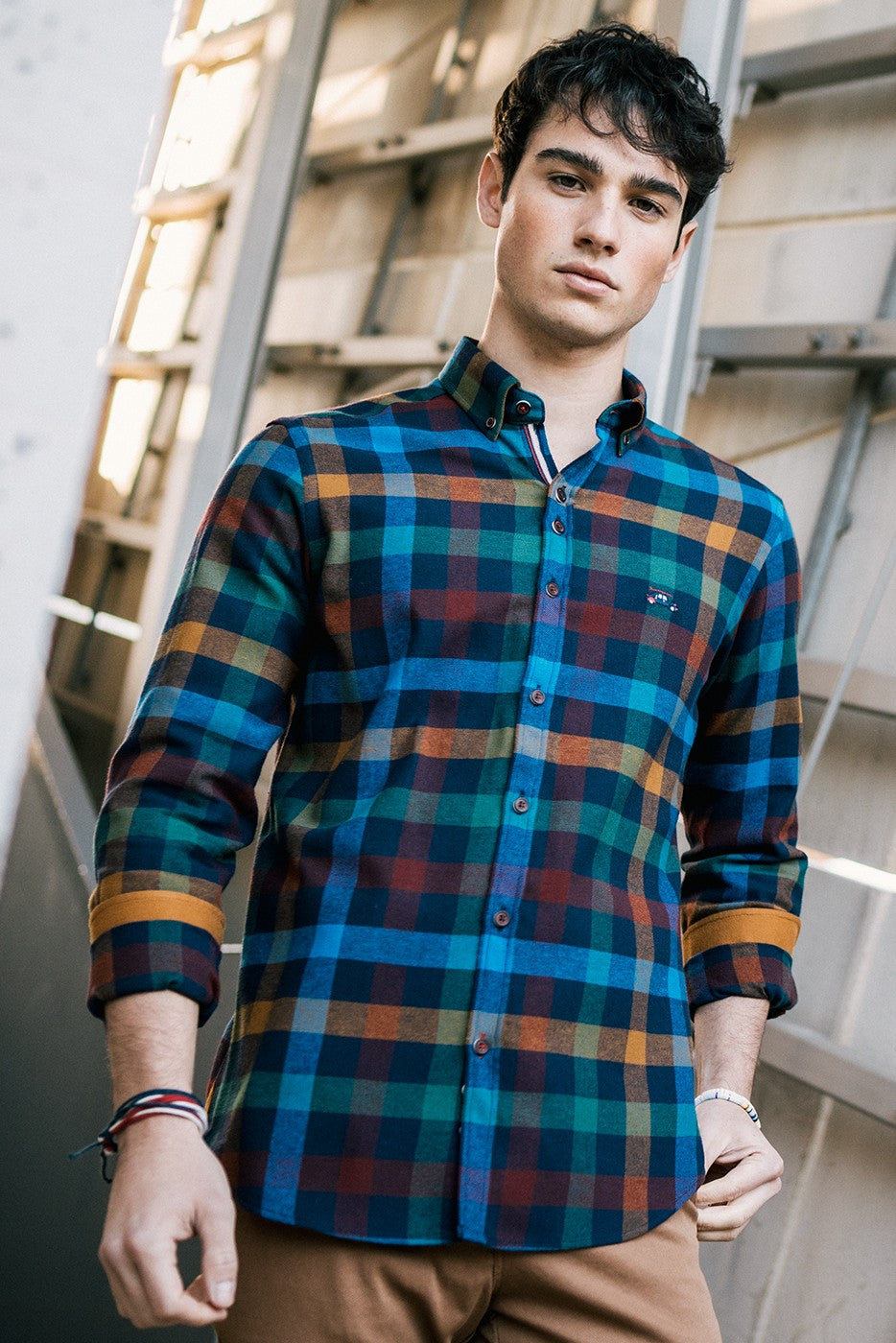 Camisa de ligera franela de cuadros en tonos azules y marrones