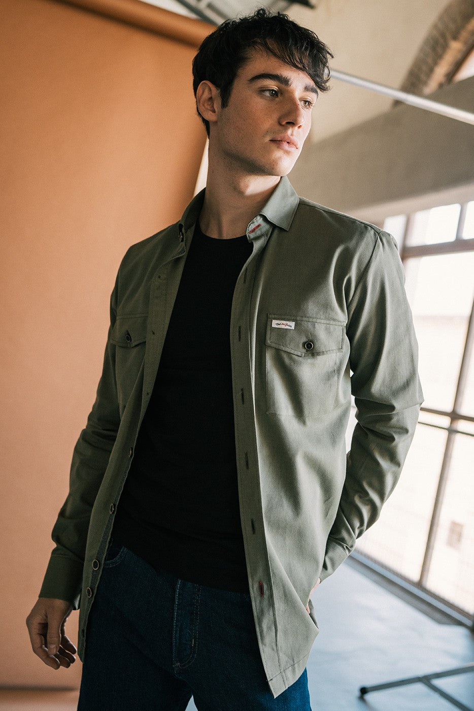 Sobrecamisa hombre color caqui con bolsillos con solapa