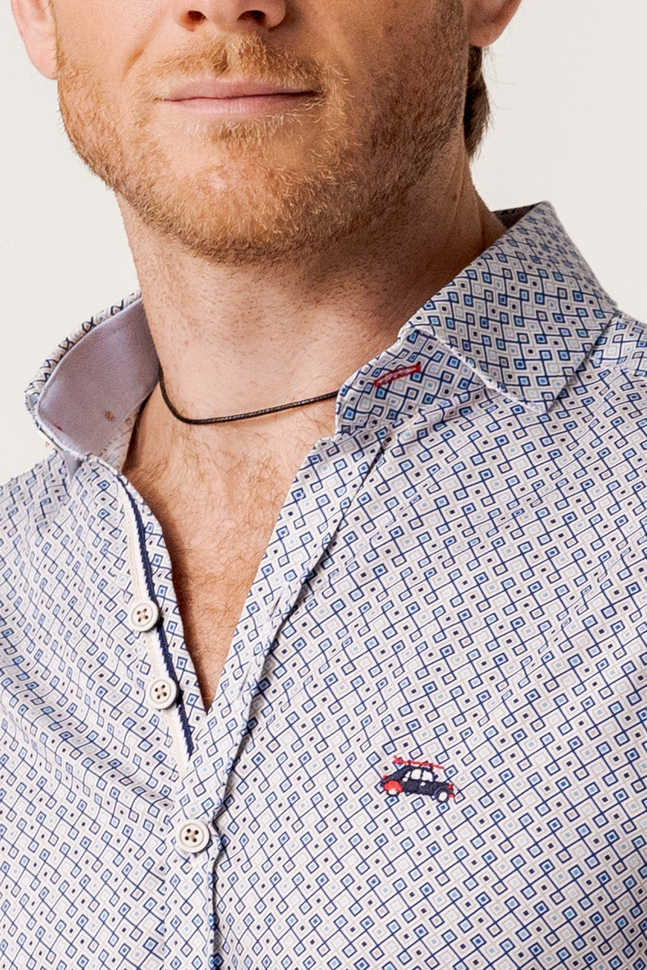 Camisa regular fit estampado geométrico cuadros beige