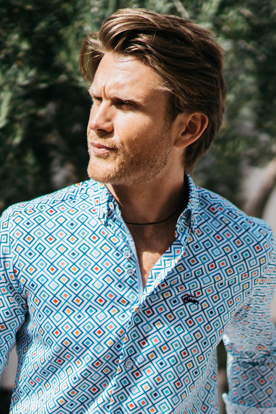Camisa slim fit estampado geométrico multicolor