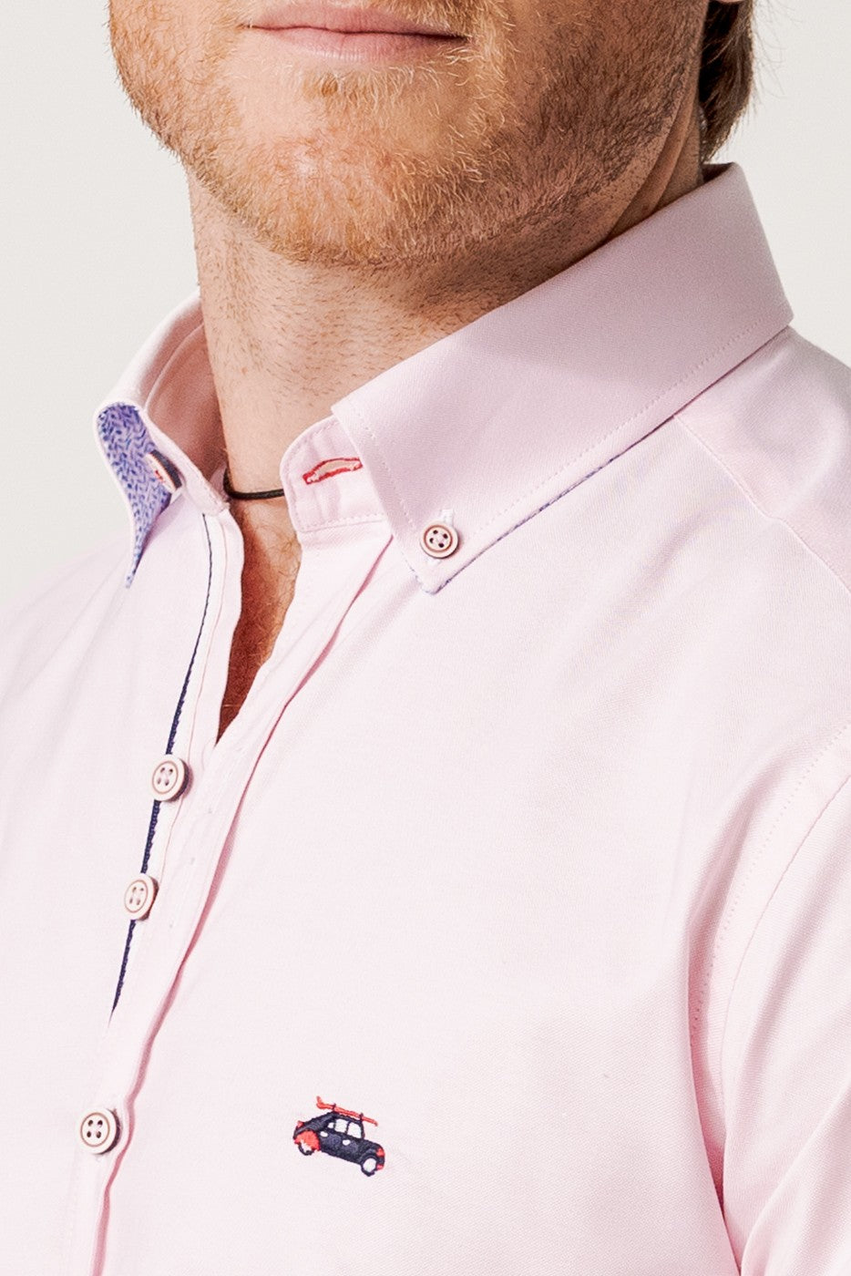Camisa hombre regular fit oxford rosa con coderas