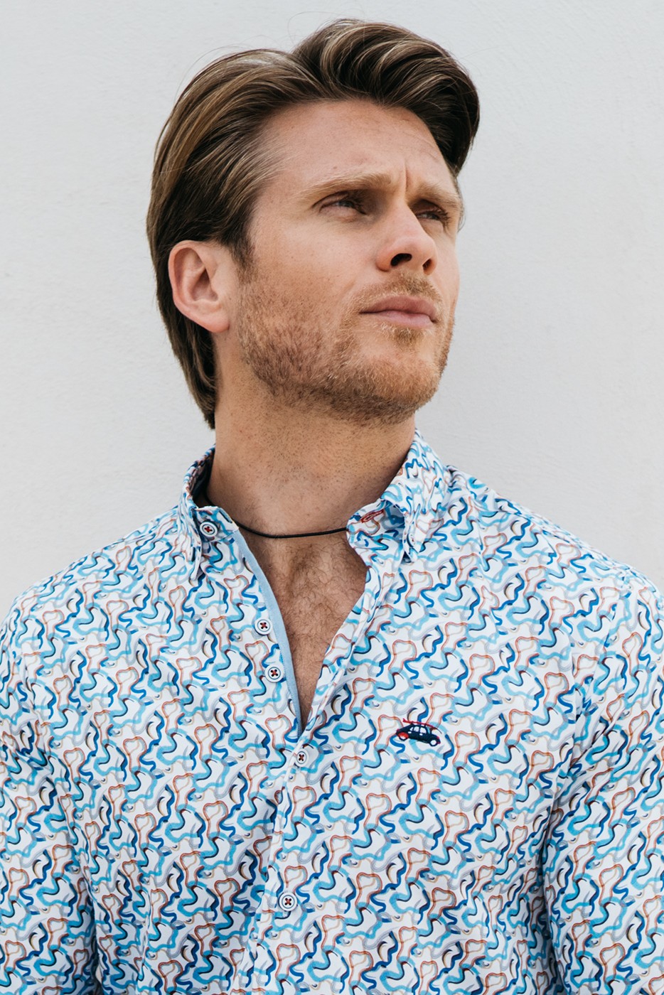 Camisa hombre slim fit estampado abstracto azul y marrón