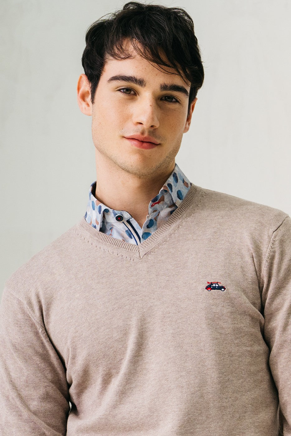 Jersey hombre de punto cuello pico beige