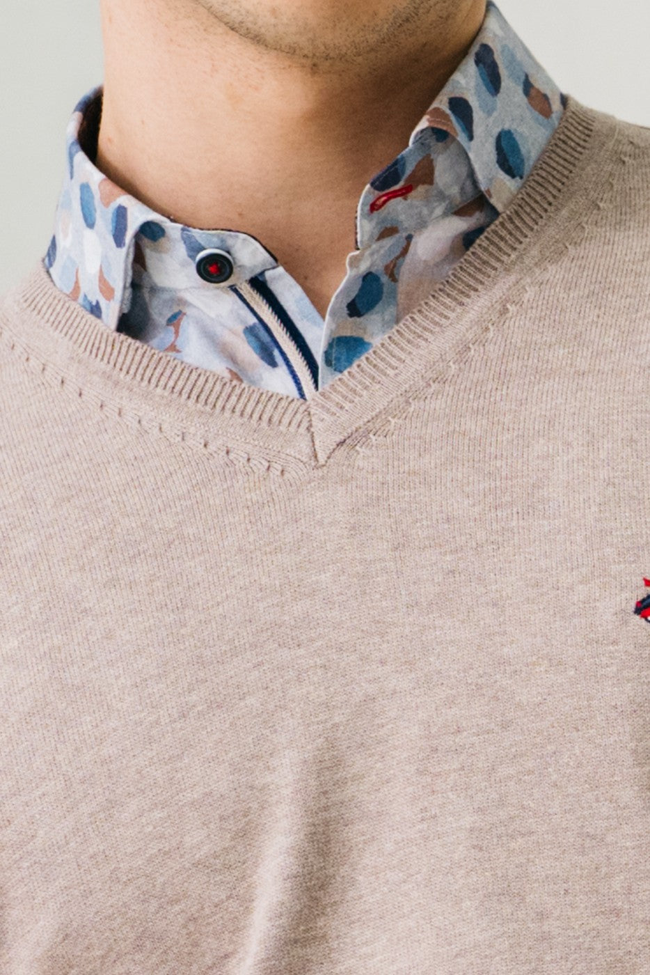 Jersey hombre de punto cuello pico beige