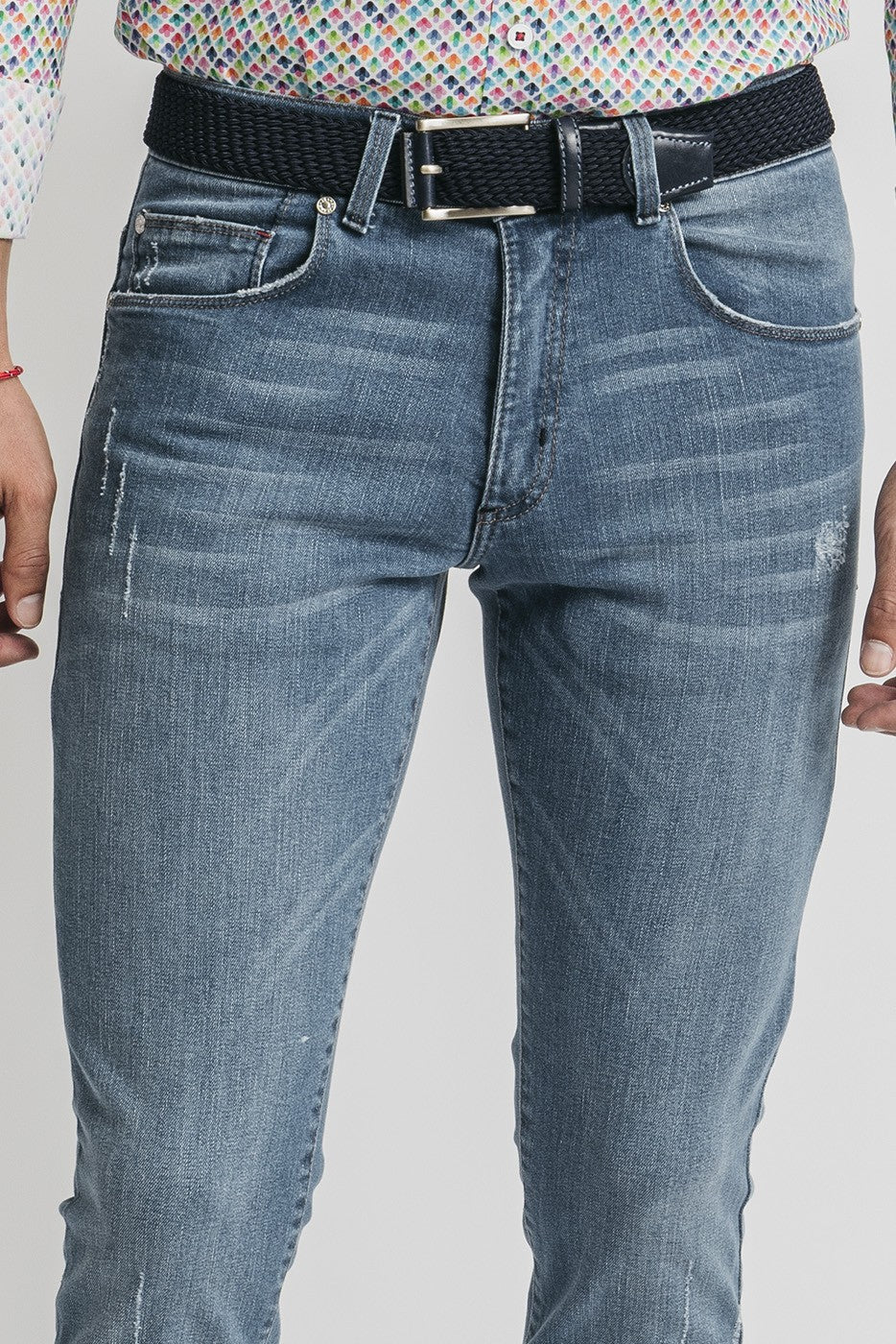 Pantalón vaquero con bigotes