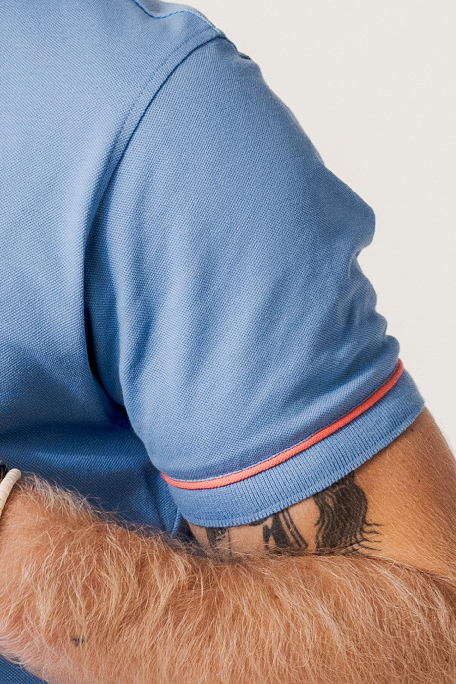 Polo manga corta celeste con detalles coral