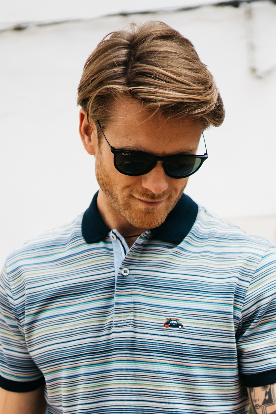 Polo piqué manga corta rayas multicolor y detalles marino