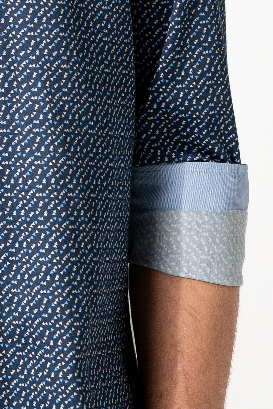 Camisa slim fit estampada triángulos fondo marino