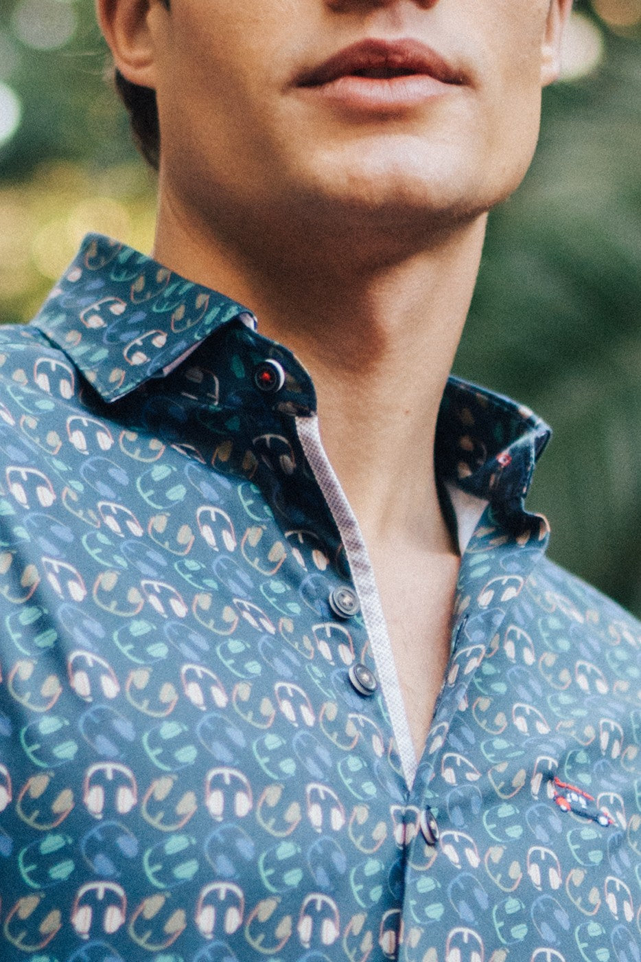 Camisa slim fit estampado auriculares fondo azul