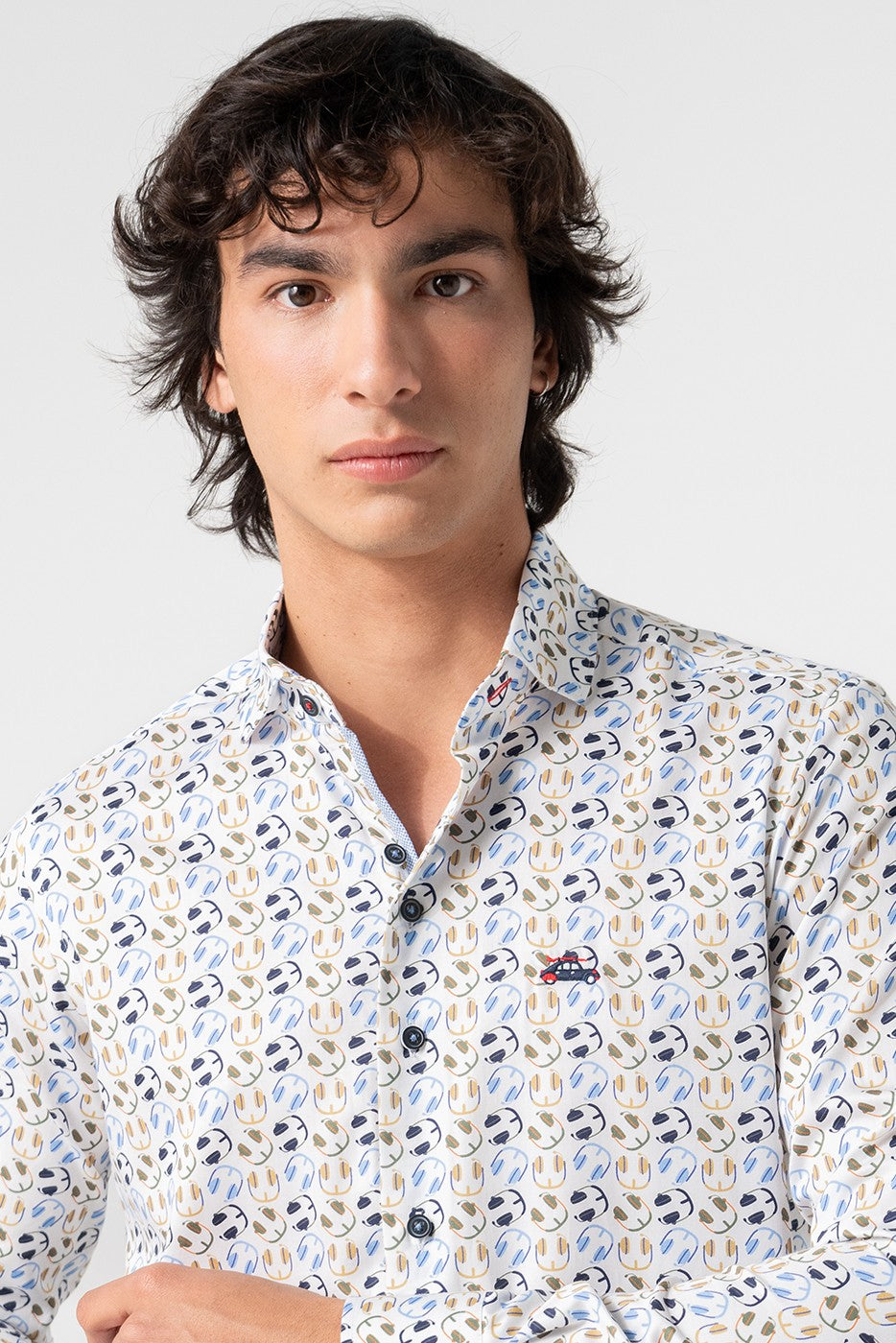 Camisa hombre estampado auriculares fondo blanco