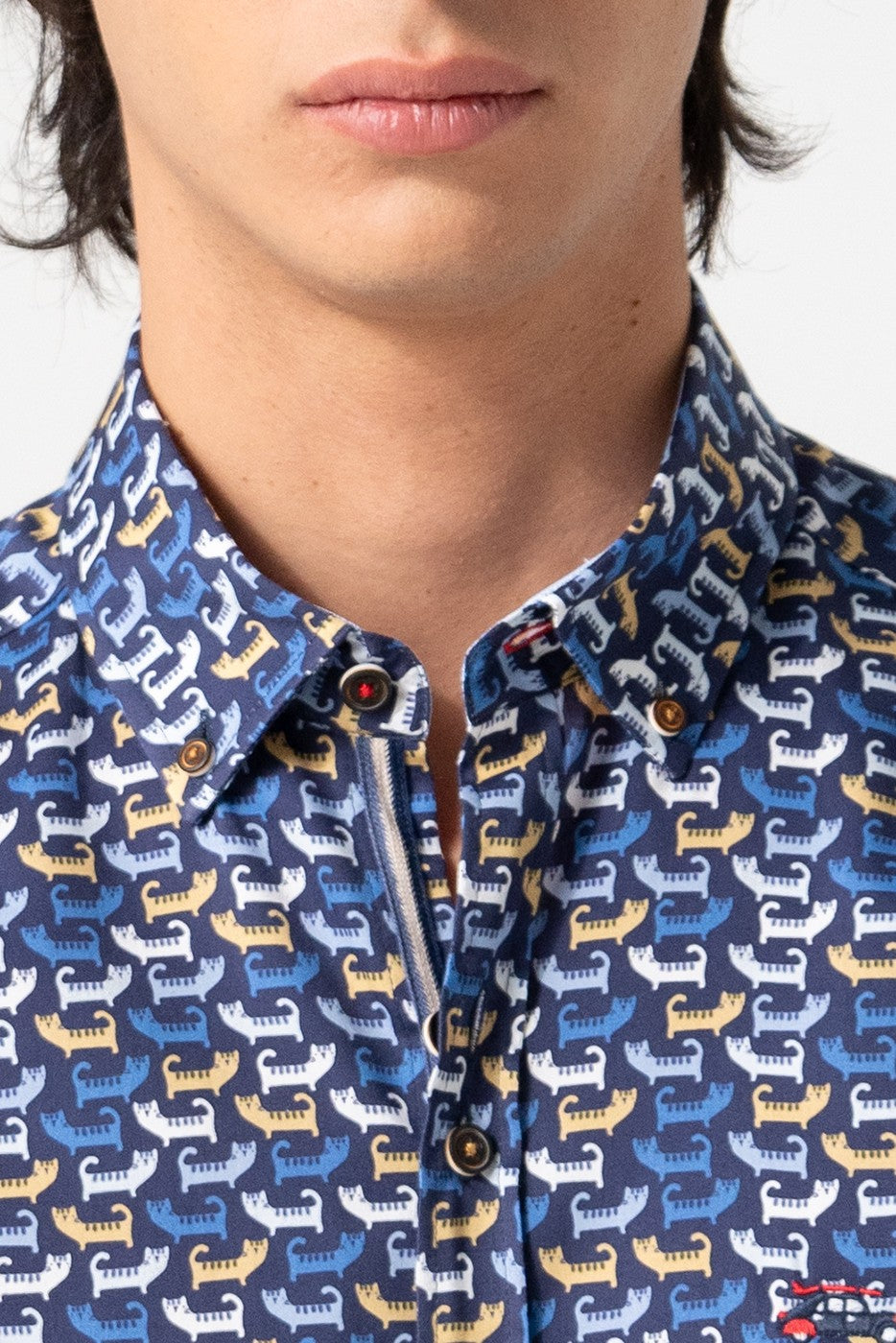 Camisa hombre estampada gatos fondo azul