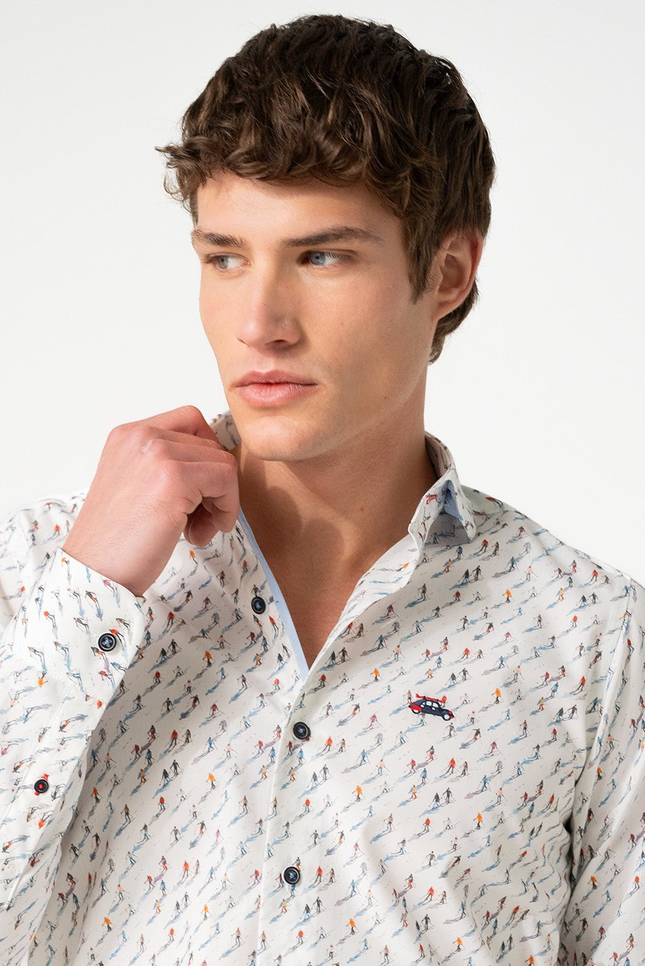 Camisa slim fit estampado esquiadores fondo blanco