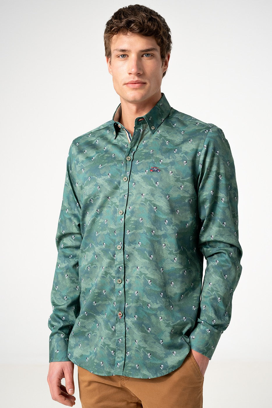 Camisa hombre verde estampado de calaveras