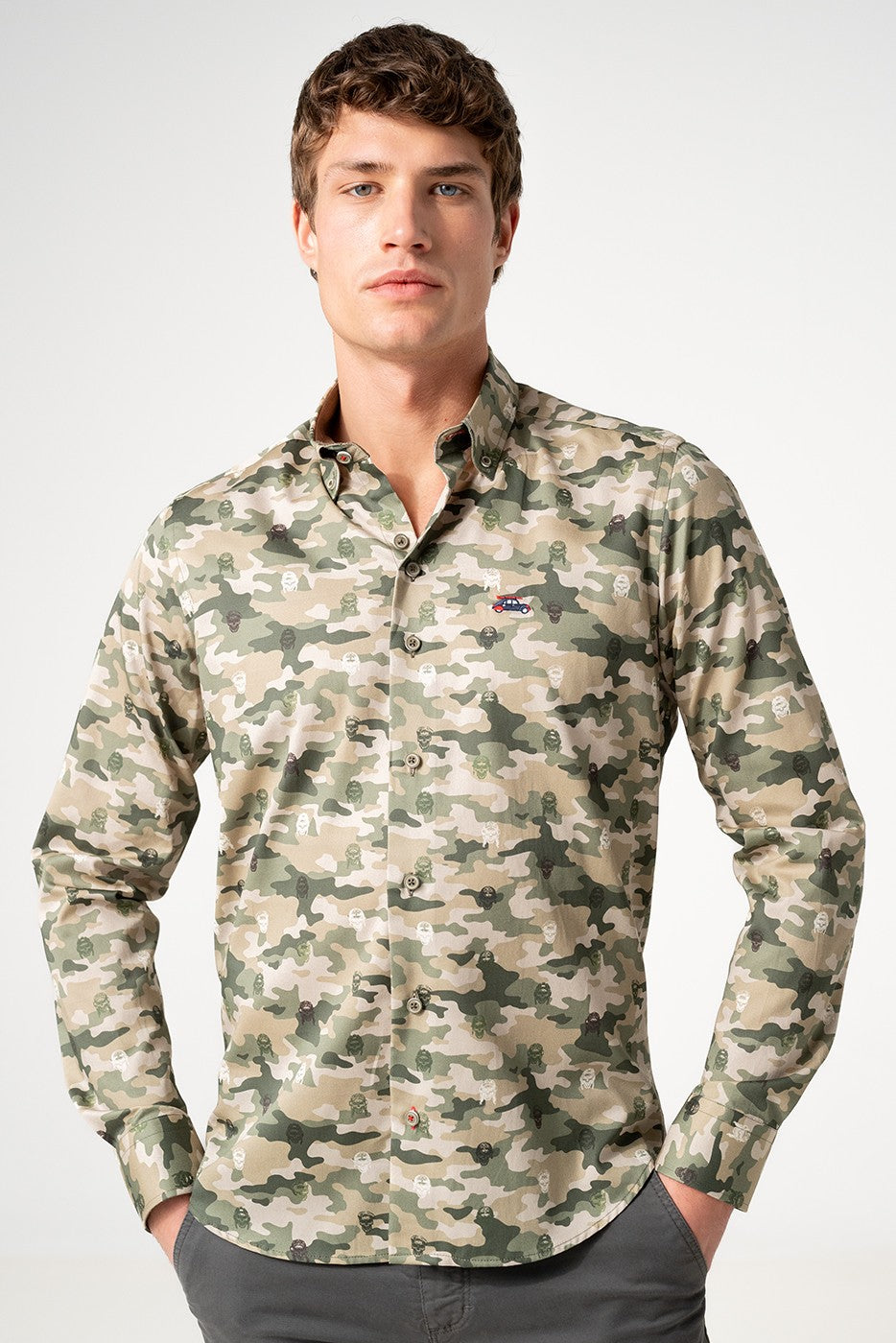 Camisa slim fit tonos tierra estampado militar