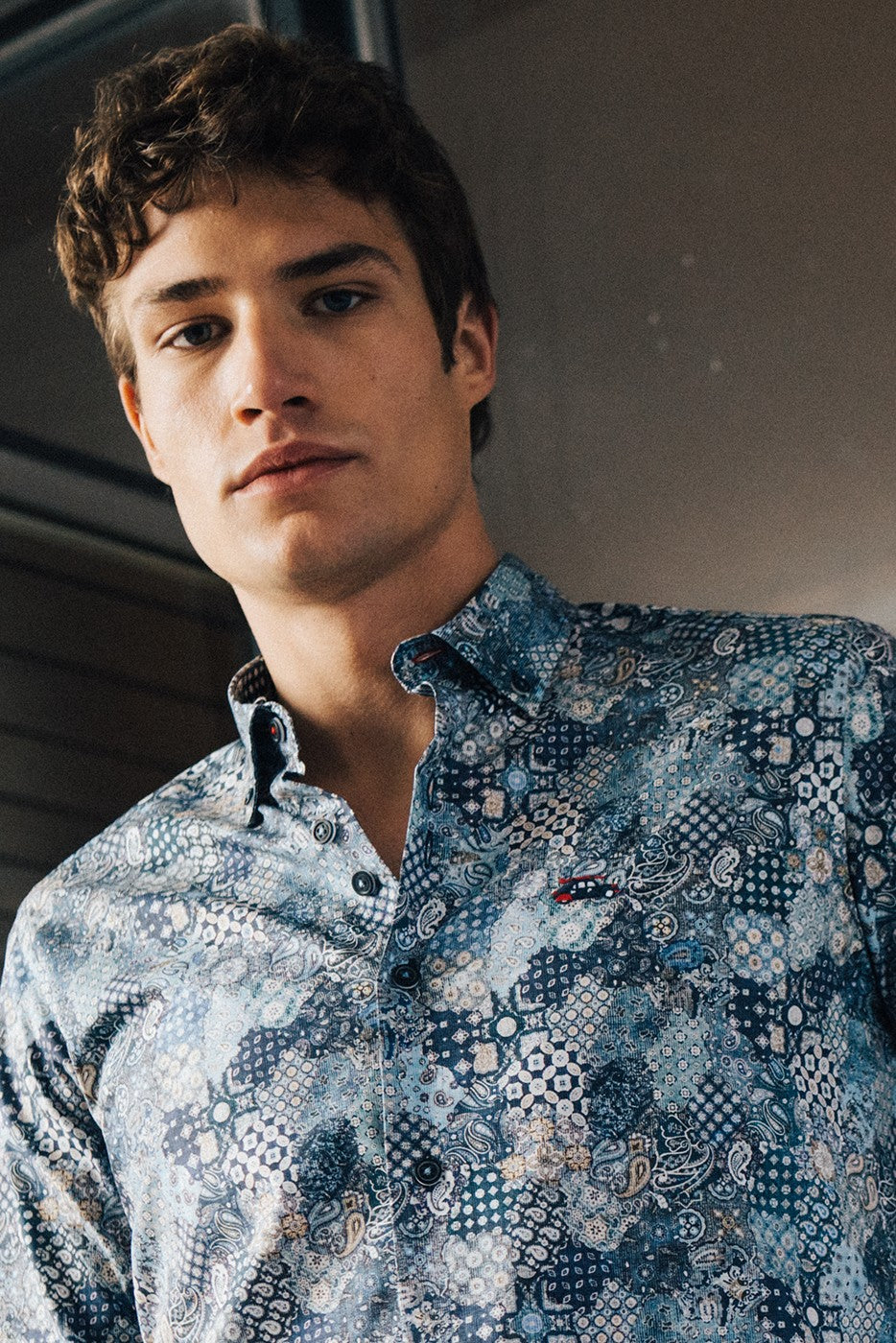 Camisa regular fit estampado patchwork tonos azules