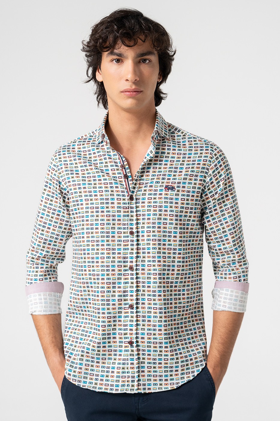 Camisa estampada multicolor casetes fondo blanco