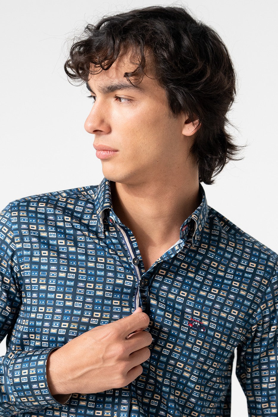 Camisa estampada casetes multicolor fondo marino