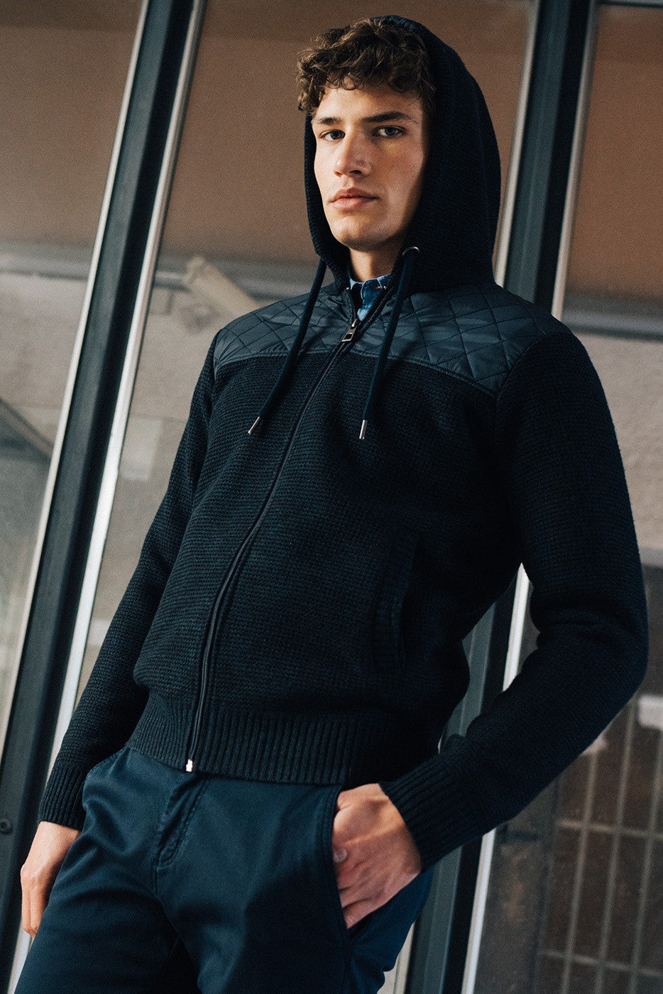 Chaqueta punto marino con detalles en acolchado marino y capucha