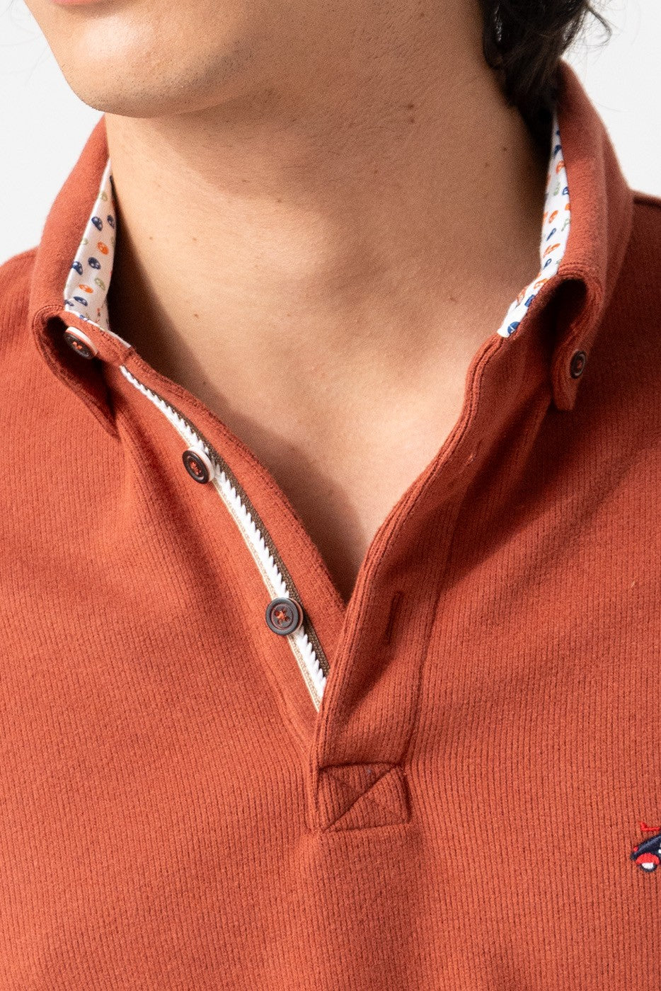 Polo de punto color caldera con cuello camisero