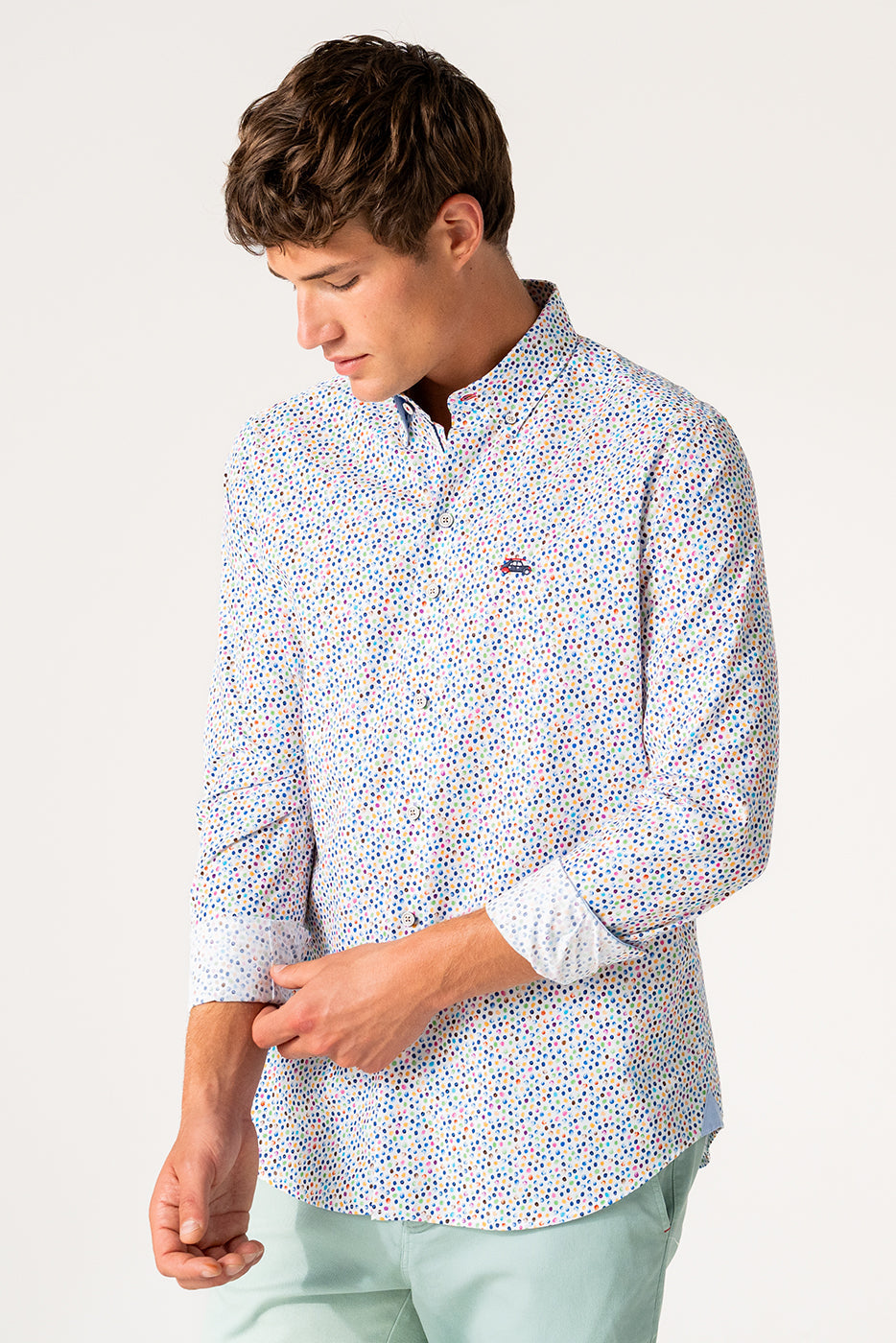 Camisa hombre estampado puntos colores