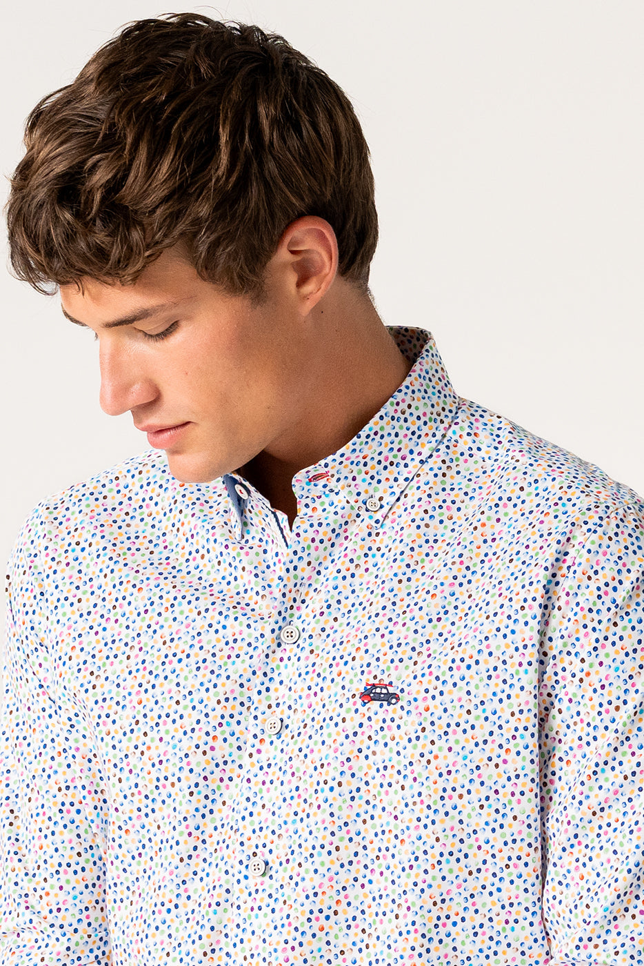 Camisa hombre estampado puntos colores